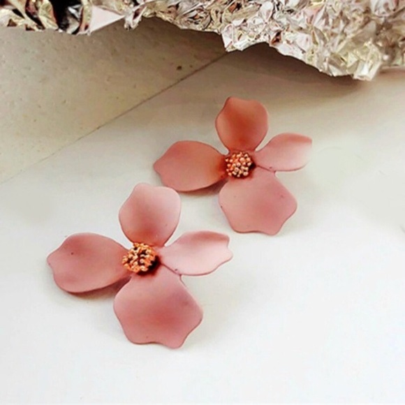 ❗️LAST❗️Dusty Rose Petal Stud Earrings - Picture 2 of 7
